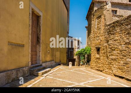 Eine Wohnstraße im historischen mittelalterlichen Bergdorf Buje in Istrien, Kroatien Stockfoto