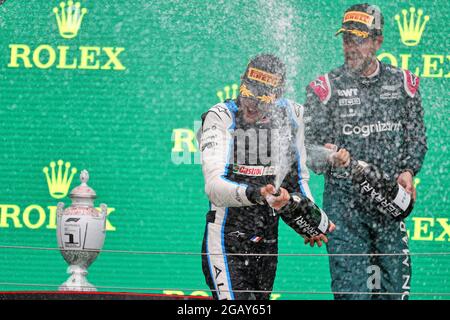 Rennsieger Esteban Ocon (FRA) Alpine F1 Team feiert mit dem zweitplatzierten Sebastian Vettel (GER) Aston Martin F1 Team auf dem Podium. Großer Preis von Ungarn, Sonntag, 1. August 2021. Budapest, Ungarn. Stockfoto