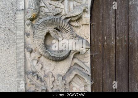 Sandsteinrelief mit einer alten widder-Tür einer historischen Jagdburg Stockfoto