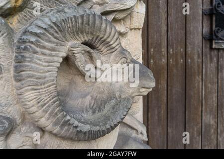 Sandsteinrelief mit einer alten widder-Tür einer historischen Jagdburg Stockfoto