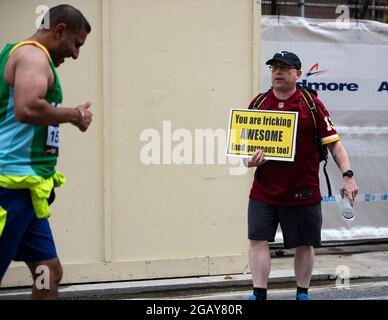 London, England, Großbritannien - 1. August 2021: Läufer nehmen am Halbmarathon der Londoner Wahrzeichen Teil. Kredit: Loredana Sangiuliano / Alamy Live Nachrichten Stockfoto