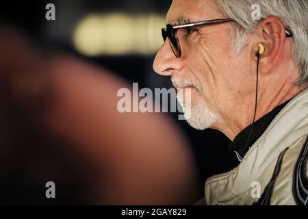 Towcester, Northamptonshire, Großbritannien. August 2021. Formel-1-Champion Damon Hill beim Classic Motor Racing Festival auf dem Silverstone Circuit (Foto von Gergo Toth / Alamy Live News) Stockfoto