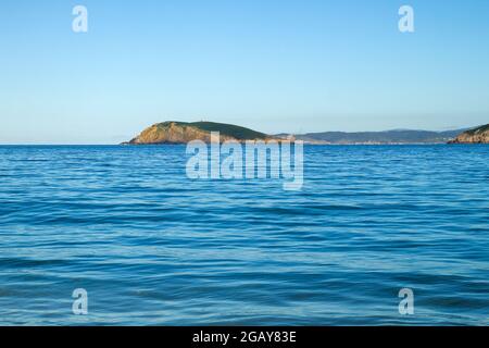 Illa Coelleira, kleine Insel mit einem Leuchtturm, in der Mündung von O Barqueiro, Rias Altas, Nordküste Galiciens, Spanien Stockfoto