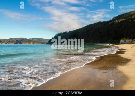 Schöner Sandstrand an der Küste von Galicien, Spanien Stockfoto