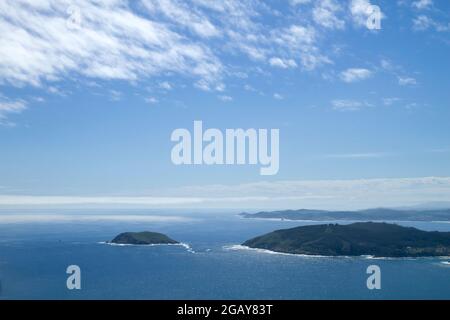 Illa Coelleira und Ria do Barqueiro Landschaft an der galizischen Küste, Spanien Stockfoto