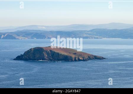 Illa Coelleira und Ria do Barqueiro Landschaft an der galizischen Küste, Spanien Stockfoto