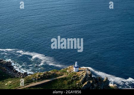 Da Porta Leuchtturm in Illa do Faro, einer der Cies-Inseln im Nationalpark Galizien, Spanien. Stockfoto