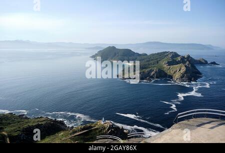 Wunderschöne Aussicht auf den Leuchtturm Da Porta und die Insel San Martiño in Islas Cies, Nationalpark Atlantische Inseln Galiciens, Pontevedra, Spanien Stockfoto