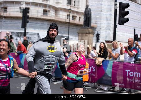 London, England, Großbritannien - 1. August 2021: Läufer nehmen am Halbmarathon der Londoner Wahrzeichen Teil. Kredit: Loredana Sangiuliano / Alamy Live Nachrichten Stockfoto