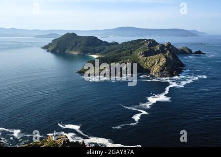 Wunderschöne Aussicht auf den Leuchtturm Fa Porta und die Insel San Martiño in Islas Cies, Nationalpark Atlantische Inseln Galiciens, Pontevedra, Spanien Stockfoto