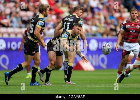 Wigan, Großbritannien. August 2021. Liam Hood #9 von Leigh Centurions übergibt den Ball in Wigan, Großbritannien am 8/1/2021. (Foto von Conor Molloy/News Images/Sipa USA) Quelle: SIPA USA/Alamy Live News Stockfoto