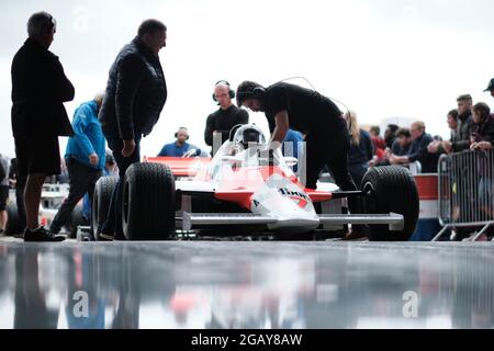 Towcester, Northamptonshire, Großbritannien. August 2021. Meistert den historischen Formel-1-Fahrer Steve Hartley (GB und McLaren MP4/1 während des Classic Motor Racing Festivals auf dem Silverstone Circuit (Foto von Gergo Toth / Alamy Live News) Stockfoto