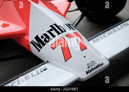 Towcester, Northamptonshire, Großbritannien. August 2021. Meistert den historischen Formel-1-Fahrer Steve Hartley (GB und McLaren MP4/1 während des Classic Motor Racing Festivals auf dem Silverstone Circuit (Foto von Gergo Toth / Alamy Live News) Stockfoto