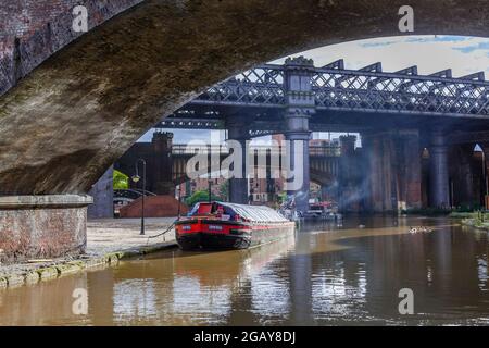 Narrowboat, das an den Viadukten Bridgewater und Castlefield auf dem Bridgewater Canal in Castlefield, Manchester, Nordwestengland, Großbritannien, festgemacht wird Stockfoto