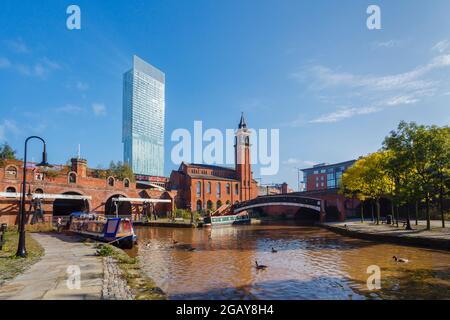 Denkmalgeschütztes Gebäude der Klasse II, Castlefield Congregational Chapel, Castlefield Basin, vor dem Beetham (Hilton) Tower, Deansgate, Manchester (jetzt Büros) Stockfoto