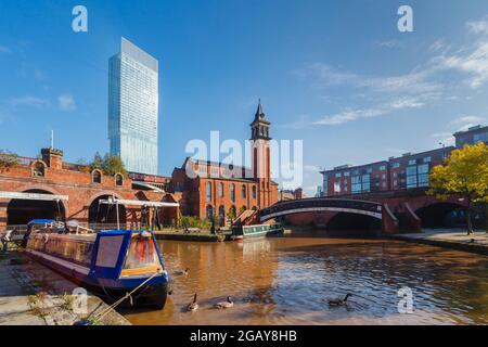 Denkmalgeschütztes Gebäude der Klasse II, Castlefield Congregational Chapel, Castlefield Basin, vor dem Beetham (Hilton) Tower, Deansgate, Manchester (jetzt erhältlich) Stockfoto