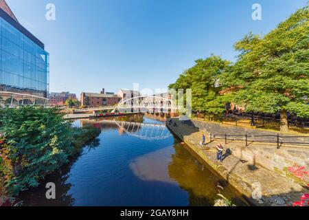 Die Kaufmannsbrücke wurde 1996 in Castlefield, Manchester, Nordwestengland, mit Reflexionen über den Bridgewater-Kanal gebaut Stockfoto