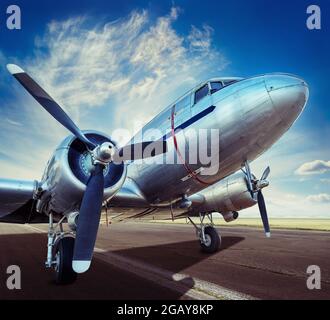 Historische Flugzeuge auf der Startbahn startbereit Stockfoto