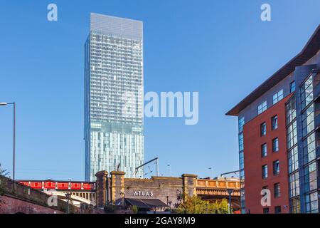 Beetham (Hilton) Tower in Deansgate vom Castlefield Basin aus über das Bridgewater Viaduct, Manchester, Nordwestengland, Großbritannien Stockfoto