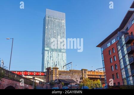 Beetham (Hilton) Tower in Deansgate vom Castlefield Basin aus über das Bridgewater Viaduct, Manchester, Nordwestengland, Großbritannien Stockfoto