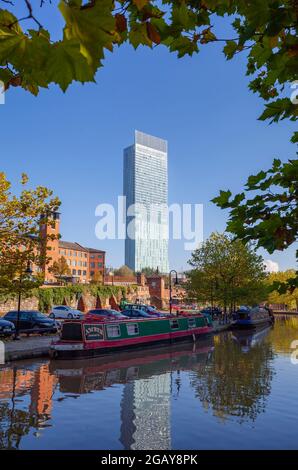 Moderner Wolkenkratzer mit gemischter Nutzung, Beetham Tower (Hilton Tower) in Deansgate, Manchester, vom Bridgewater Canal Towpath im Castlefield Basin-Gebiet aus gesehen Stockfoto