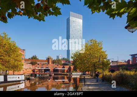 Moderner Wolkenkratzer mit gemischter Nutzung, Beetham Tower (Hilton Tower) in Deansgate, Manchester, vom Bridgewater Canal Towpath im Castlefield Basin-Gebiet aus gesehen Stockfoto