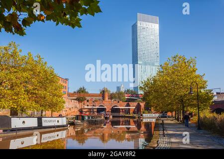 Moderner Wolkenkratzer mit gemischter Nutzung, Beetham Tower (Hilton Tower) in Deansgate, Manchester, vom Bridgewater Canal Towpath im Castlefield Basin-Gebiet aus gesehen Stockfoto