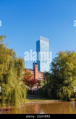 Moderner Wolkenkratzer mit gemischter Nutzung, Beetham Tower (Hilton Tower) in Deansgate, Manchester, vom Bridgewater Canal Towpath im Castlefield Basin-Gebiet aus gesehen Stockfoto