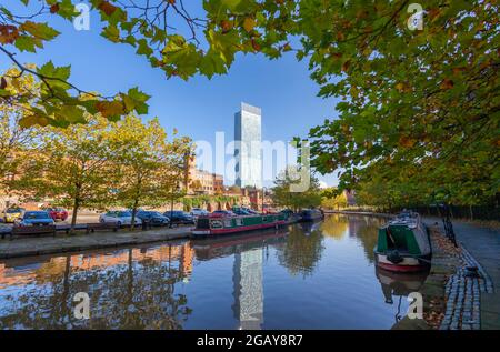 Moderner Wolkenkratzer mit gemischter Nutzung, Beetham Tower (Hilton Tower) in Deansgate, Manchester, vom Bridgewater Canal Towpath im Castlefield Basin-Gebiet aus gesehen Stockfoto