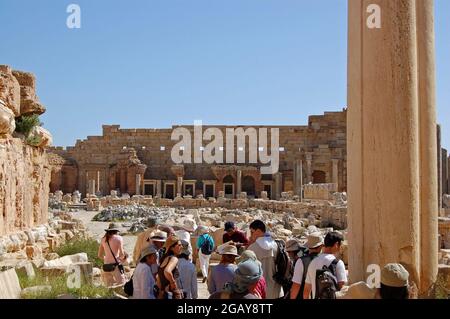 Leptis Magna, Libyen - 2. April 2006: Touristen am Eingang zu den Ruinen des Severan Forums in der antiken römischen Stadt Leptis Magna im Norden Stockfoto