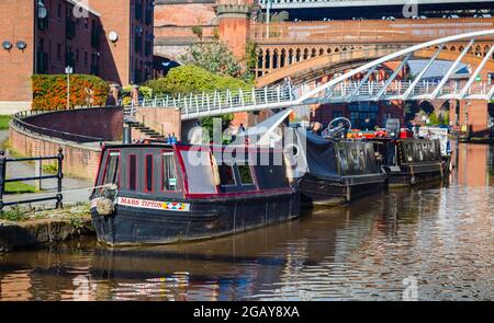 Blick vom Schleppturm der Schmalboote an der Merchants' Bridge über den Bridgewater Canal und den Eisenbahnviadukt, Castleford Basin, Manchester, Nordwestengland Stockfoto