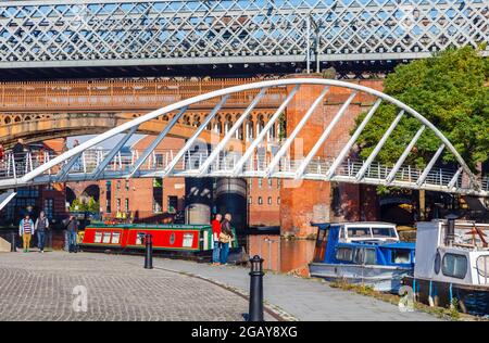 Blick vom Treidelpfad der Merchants' Bridge über den Bridgewater-Kanal und das Eisenbahnviadukt, Castleford Basin, Manchester, Nordwestengland, Großbritannien Stockfoto