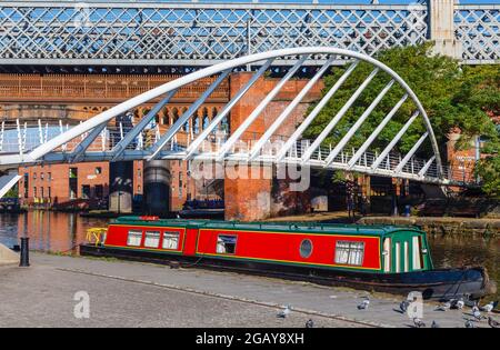 Blick vom Abfluss der Merchants' Bridge über den Bridgewater Canal und den Eisenbahnviadukt, Castleford Basin, Manchester, Nordwestengland, Großbritannien Stockfoto