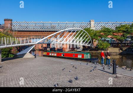 Blick vom Abfluss der Merchants' Bridge über den Bridgewater Canal und den Eisenbahnviadukt, Castleford Basin, Manchester, Nordwestengland, Großbritannien Stockfoto