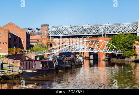 Blick vom Treidelpfad der Schmalboote über die Merchants' Bridge über den Bridgewater Canal und den Eisenbahnviadukt, Castleford Basin, Manchester, England Stockfoto