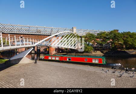 Blick vom Abfluss der Merchants' Bridge über den Bridgewater Canal und den Eisenbahnviadukt, Castleford Basin, Manchester, Nordwestengland, Großbritannien Stockfoto