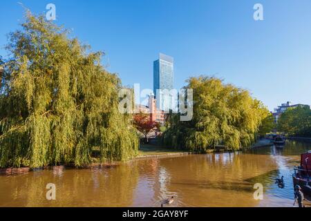 Moderner Wolkenkratzer mit gemischter Nutzung, Beetham Tower (Hilton Tower) in Deansgate, Manchester, vom Bridgewater Canal Towpath im Castlefield Basin-Gebiet aus gesehen Stockfoto