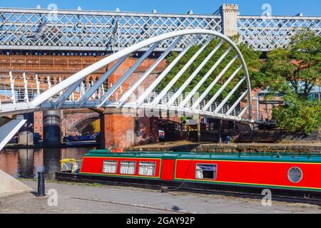 Blick vom Abfluss der Merchants' Bridge über den Bridgewater Canal und den Eisenbahnviadukt, Castleford Basin, Manchester, Nordwestengland, Großbritannien Stockfoto