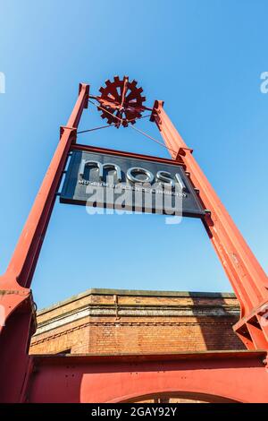 Skulptur am Eingang des Museums für Wissenschaft und Industrie in Castlefield, Manchester, Nordwestengland, Großbritannien Stockfoto