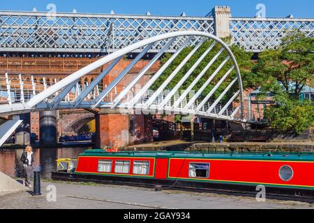 Blick vom Abfluss der Merchants' Bridge über den Bridgewater Canal und den Eisenbahnviadukt, Castleford Basin, Manchester, Nordwestengland, Großbritannien Stockfoto