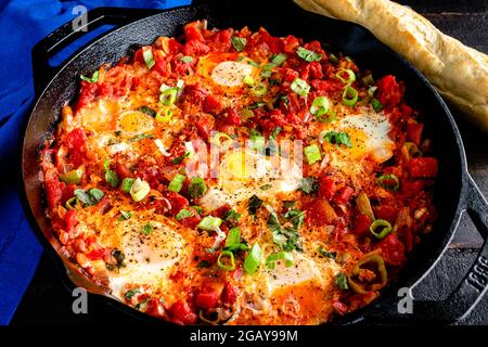 Türkische Menemen in einer gusseisernen Pfanne serviert: Türkisches Ei und Tomate Frühstück in einer gusseisernen Pfanne serviert Stockfoto