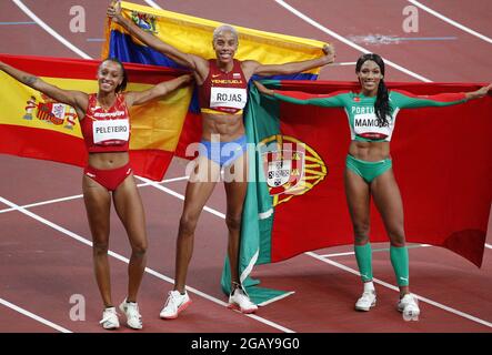 Tokio, Japan. August 2021. Die venezolanische Yulimar Rojas (C), die spanische Ana Peleteiro (L) und die portugiesische Patricia Mamona posieren mit ihren Flaggen nach dem Finale des Frauen-Dreisprungs beim Leichtathletik-Wettbewerb während der Olympischen Sommerspiele in Tokio, Japan, am Sonntag, den 1. August 2021. Rojas gewann die Goldmedaille und stellte mit 15,67 m einen neuen Weltrekord auf, Mamona gewann das Silber und Peleteiro die Bronze. Foto von Bob Strong/UPI. Kredit: UPI/Alamy Live Nachrichten Stockfoto