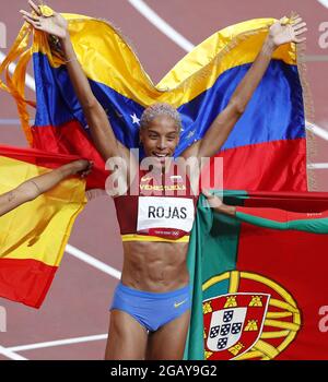 Tokio, Japan. August 2021. Venezuelas Yulimar Rojas posiert mit ihrer Flagge nach dem Finale des Frauen-Dreisprung beim Leichtathletik-Wettbewerb während der Olympischen Sommerspiele in Tokio, Japan, am Sonntag, 1. August 2021. Rojas gewann die Goldmedaille und stellte mit 15,67 m einen neuen Weltrekord auf, die Portugalerin Patricia Mamona gewann das Silber und die spanische Ana Peleteiro gewann die Bronze. Foto von Bob Strong/UPI. Kredit: UPI/Alamy Live Nachrichten Stockfoto