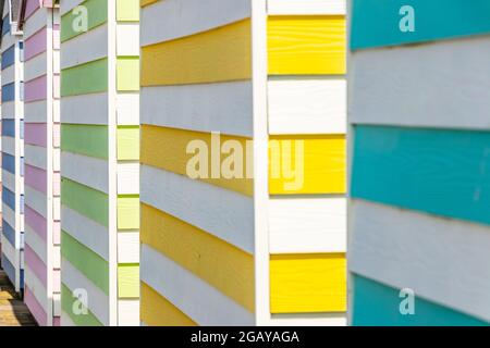 Abstrakte Details von Strandhütten mit pastellfarbenen Bonbons am Pier in Hastings, East Sussex Stockfoto