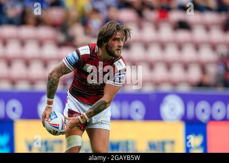 Wigan, Großbritannien. August 2021. Joe Shorrocks (25) von Wigan Warriors übergibt den Ball in Wigan, Großbritannien am 8/1/2021. (Foto von Conor Molloy/News Images/Sipa USA) Quelle: SIPA USA/Alamy Live News Stockfoto