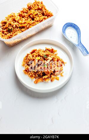 Chinesisches Huhn gebratener Reis auf einfachem weißem Hintergrund - FOODPIX WEISS - COPYSPACE Stockfoto