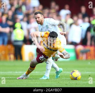 Motherwell, Schottland, Großbritannien. August 2021; Fir Park, Motherwell, North Lanarkshire, Schottland; Scottish Premiership Football, Motherwell versus Hibernian; Martin Boyle von Hibernian bekämpft Liam Donnelly von Motherwell Kredit: Action Plus Sports Images/Alamy Live News Stockfoto