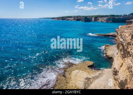 Torre Sant Andrea, Küste des Salento, Apulien, Italien. Faraglioni Melendugno. Schöne felsige Seascape mit Klippen in Apulien. Kajakfahren. Blau türkis gesättigtes klares Wasser. Stockfoto