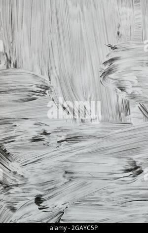 Weiße Malstriche auf einem Schaufenster, abstrakter Hintergrund oder Textur Stockfoto