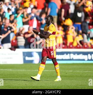 Motherwell, Schottland, Großbritannien. August 2021; Fir Park, Motherwell, North Lanarkshire, Schottland; Schottischer Premiership Football, Motherwell versus Hibernian; Bevis Mugabi von Motherwell applaudiert die Unterstützung der Fans Credit: Action Plus Sports Images/Alamy Live News Stockfoto